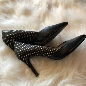 ⏰⏰ LAST CHANCE ⏰⏰ Do You Like Sexy Polka Dots? Leather Gold & Black Heels 👠